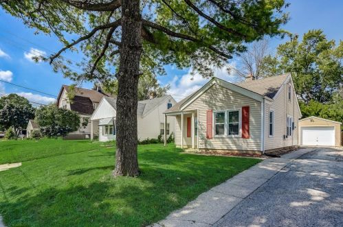 8808 Rogers St, Milwaukee, WI 53227-1640