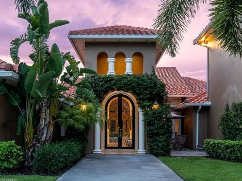 7055 Sandalwood Ln, Naples, FL 34109-0515