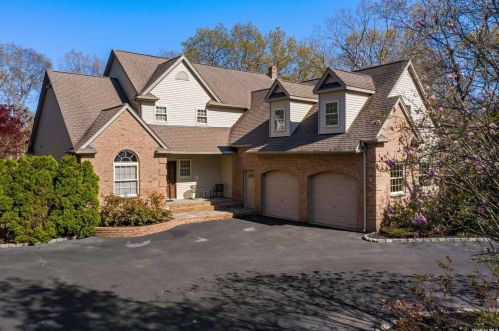 55 Chestnut St, Mount Sinai, NY 11766-2326
