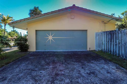 712 10th Ave, Hollywood FL  33019-1903 exterior