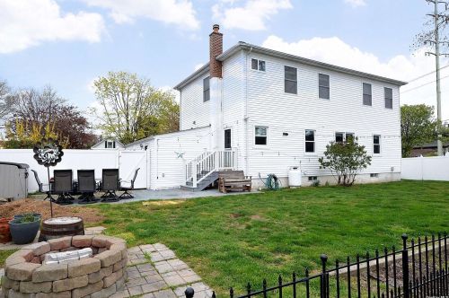 15 Indiana Ave, North Lindenhurst, NY 11757-4124