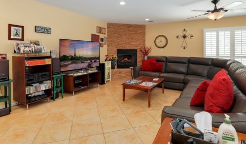 6569 Pinion St, Calabasas CA  91377-1212 exterior