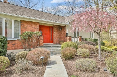 102 Deerfield Ln, Pleasantville, NY 10570-1406