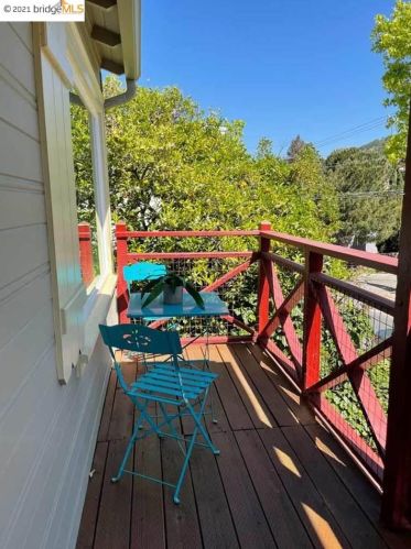 7515 Greenly Dr, Oakland, CA 94605-3010