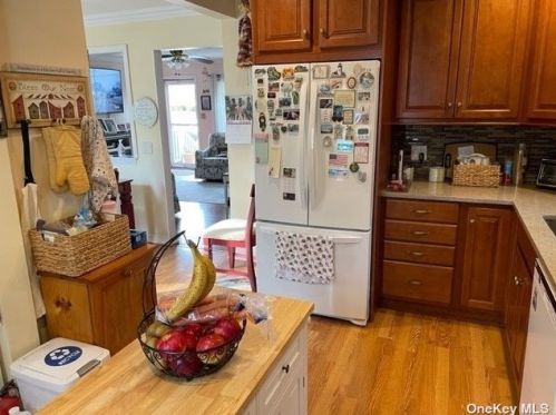 406 Old Farmingdale Rd, Babylon NY  11704-6424 exterior