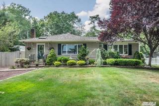 28 Lincoln Dr, Oakdale, NY 11769-2129