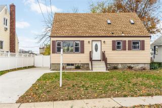 68 Sportsmans Ave, Freeport, NY 11520-5027