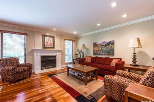 78 The Gln, Muttontown, NY 11545-2255