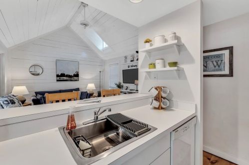 36 Brant Rock Rd, Mashpee MA 02649-4761 exterior