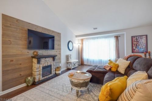 40 Augusta Dr, Annandale NJ  08801-1607 exterior