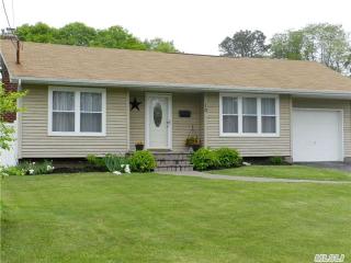 10 Katherine Pl, Oakdale, NY 11769-1704