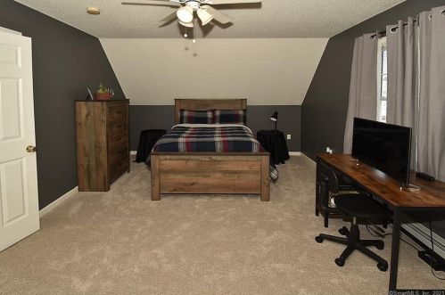 4 Lookout Lndg, Ellington CT  06029-2543 exterior