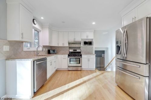 4 Redwood Rd, Martinsville, NJ 08836-2371
