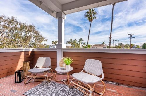 5250 Appian Way, Long Beach CA  90803-1901 exterior