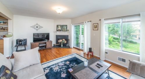 4 Louisburg Sq, Verona, NJ 07044-2927