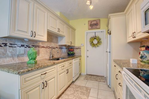 17 Bentwater Cir, Boynton Beach, FL 33426-7603