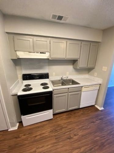 216 Pine Meadow Dr, Kennedale, TX
