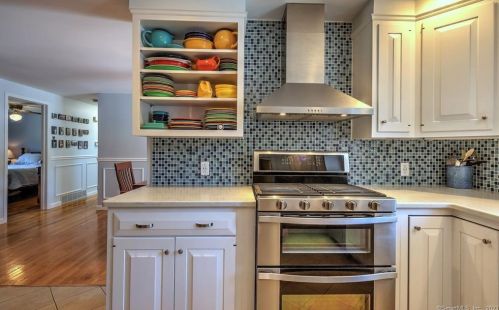 51 Westwood Rd, Milford CT  06461-2752 exterior