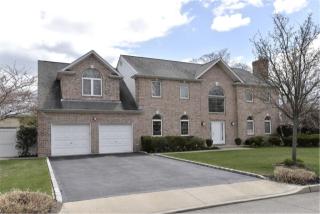 1 Petrelli Ln, Babylon, NY 11702-3342