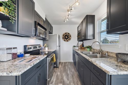 200 Lakeshore Ct, Richmond, CA 94804-7423