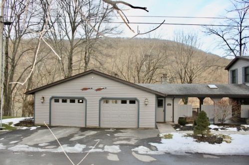 1114 River Dr, Franklin, PA 16323-3114