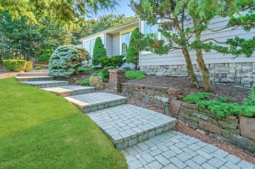 15 Frost Valley Rd, Mount Sinai NY  11766-1401 exterior