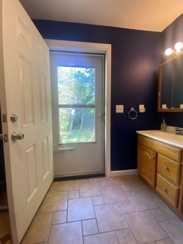 208 Lawrence Rd, Salem NH  03079-3905 exterior