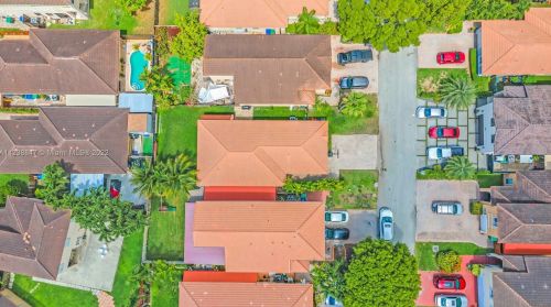 7948 196 Ter, Hialeah FL  33015-6357 exterior