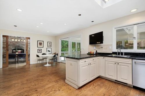 164 Westchester Ave, Scotts Corners NY  10576-1705 exterior