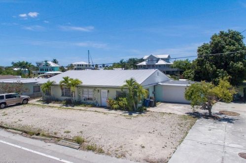 2381 Oleander St, Saint James City FL  33956-2074 exterior