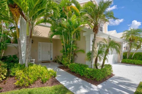 8 Windsor Ln, West Palm Beach, FL 33418-7115