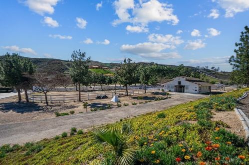 41664 Camino Del Vino, Temecula CA  92592-8439 exterior