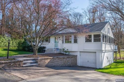 108 Grove St, Oakland, NJ 07436-2507