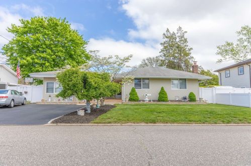 15 18th St, Deer Park NY  11729-3905 exterior