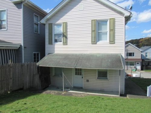 612 3rd St, Jeannette, PA 15644-1734
