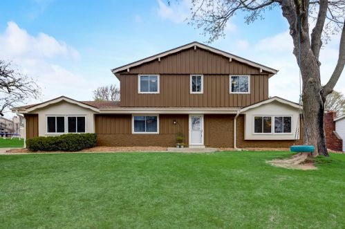 8872 Greenview Ln, Greendale, WI 53129-1551