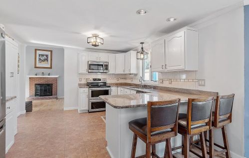 6 Diana Dr, Salem, NH 03079-1699