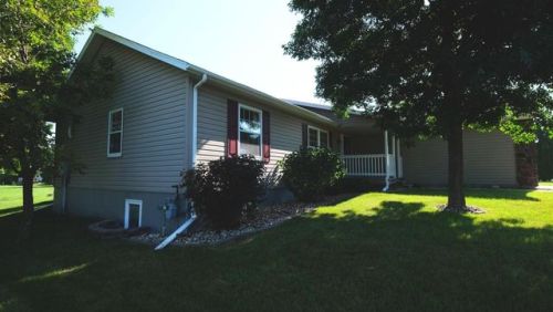 1101 Eloise St, Okoboji, IA 51355-2562