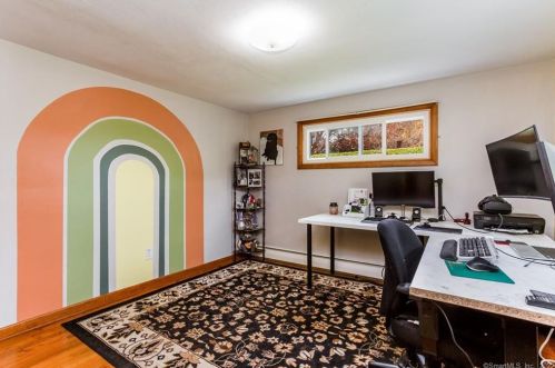 98 Ballfall Rd, Middletown CT  06457-2328 exterior