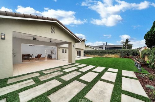 10071 Cliff Dr, Huntington Beach CA  92646-6604 exterior