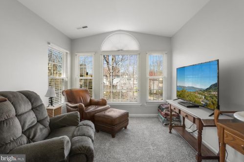 8806 Howland Pl, Bristow VA  20136-5708 exterior