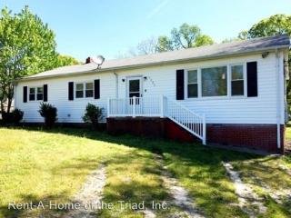 5028 Langside Rd, Greensboro NC  27405-9442 exterior