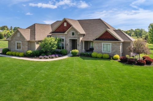 12526 Hawks Glen Ct, Thiensville, WI 53097-2141