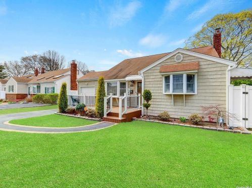 78 20th St, Deer Park, NY 11729-3916