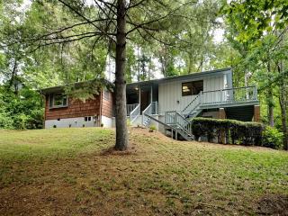 38 Apple Creek Ln, Hendersonville, NC 28792-1143