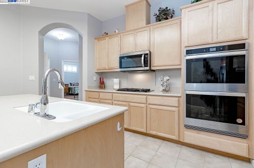 1677 Red Sky Way, Ripon CA  95366-9349 exterior