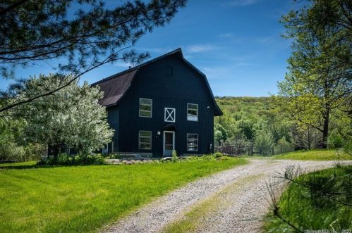 60 Knibloe Hill Rd, West Woods CT  06069-2214 exterior