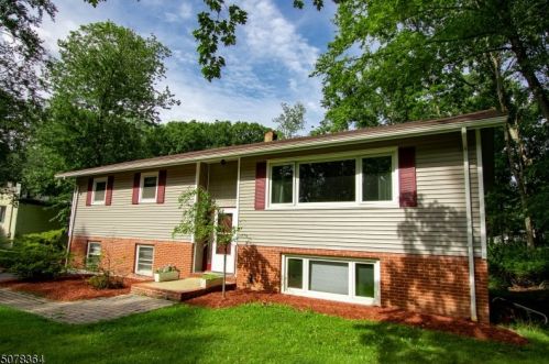 83 Moraine Rd, Greystone Park, NJ 07950-2752