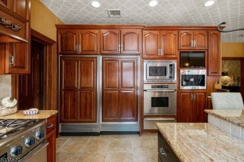 25 Wilshire Dr, Sparta NJ  07871-2841 exterior