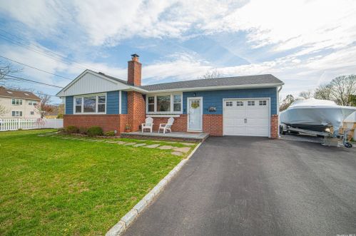 174 Maple St, Islip Manor, NY 11751-4622
